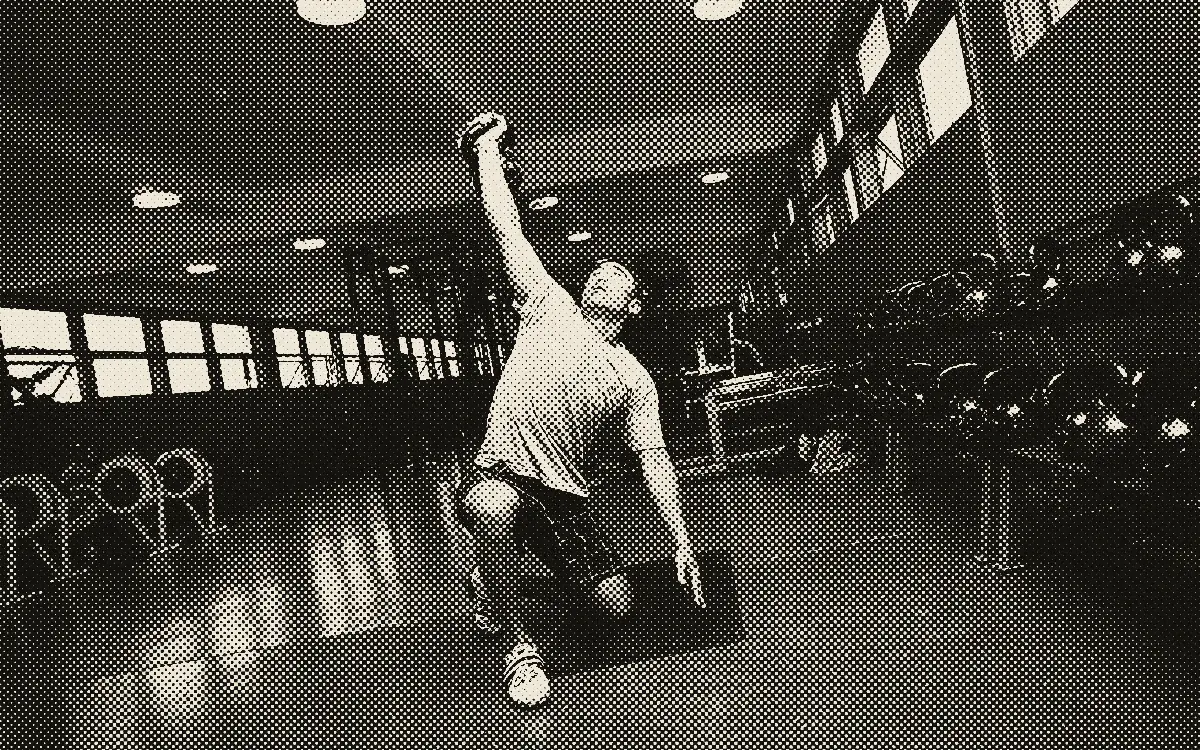 Sportif qui s'entraîne avec un kettlebell dans une salle de préparation physique